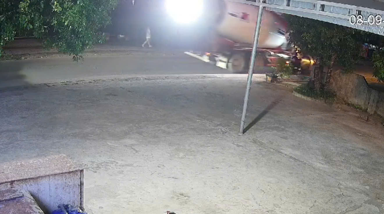 Hiện trường vụ tai nạn giữa xe bồn với xe máy ở phường Vũng Áng khiến bé gái 8 tuổi tử vong. Ảnh trích xuất từ camera nhà dân.