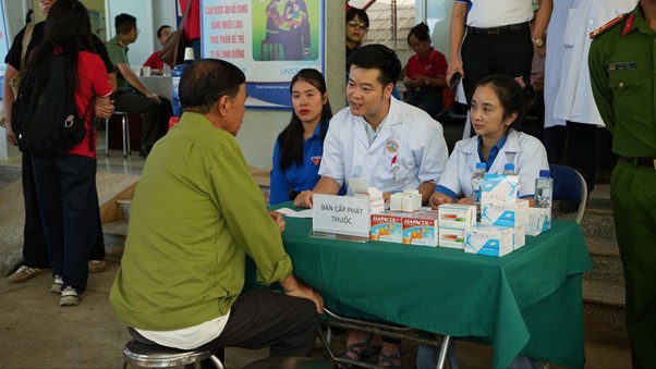 To chuc kham benh va phat thuoc mien phi cho 400 nguoi dan dia phuong tai tram y te Keo Lom. Anh: Lifebuoy