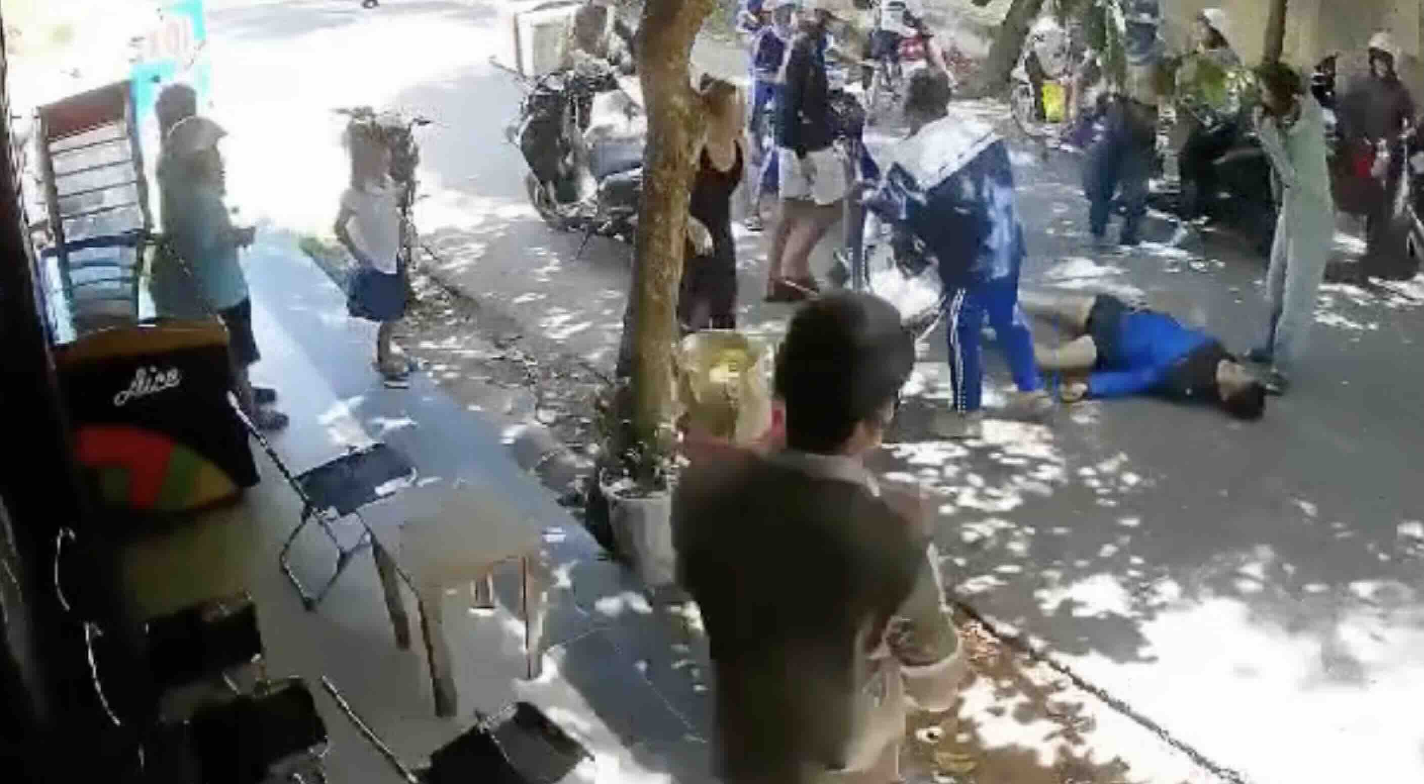 The scene of the incident left 2 people seriously injured. Photo: Cut from clip