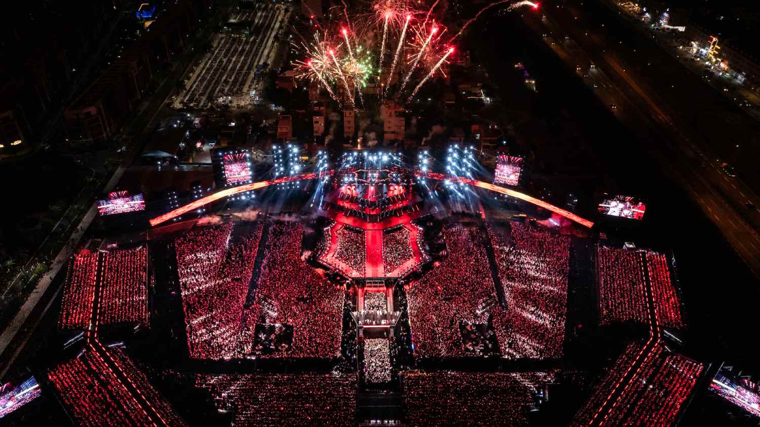 Encoreコンサート「Anh trai vuot ngan chong gai」の2日間、グローバルシティの「ホットスポット」で何万人もの観客が歓声を上げました.