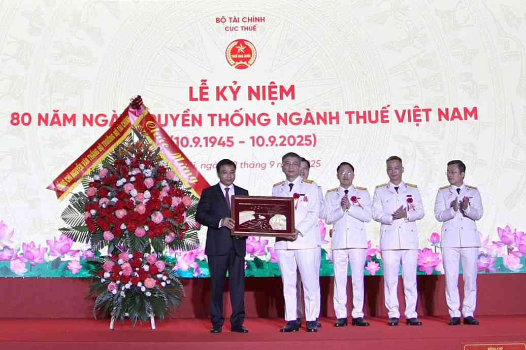 Bo Truong Bo Tai chinh Nguyen Van Thang trao. Anh: Cuc Thue