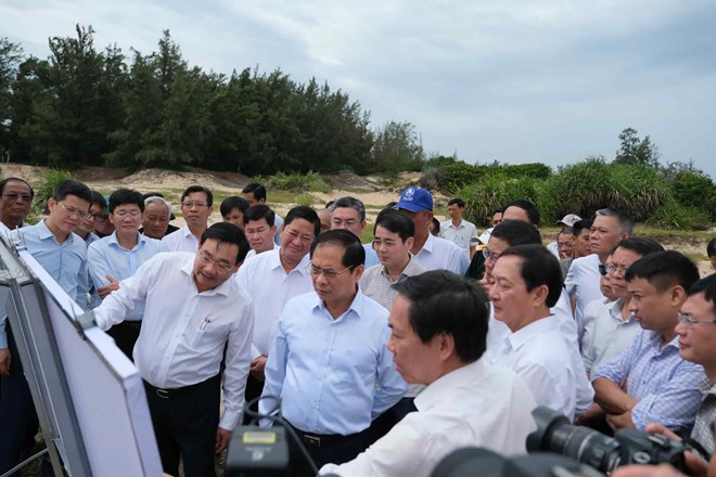 Deputy Prime Minister Bui Thanh Son leads the working group to inspect the actual planning location of Ninh Thuan Nuclear Power Plant. Photo: Huu Long