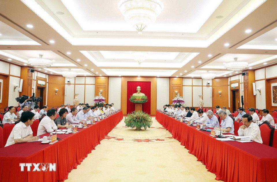 Bo Chinh tri lam viec voi Ban Thuong vu Dang uy cac co quan Dang Trung uong cho y kien ve du thao van kien, phuong an nhan su va cong tac chuan bi dai hoi. Anh: TTXVN