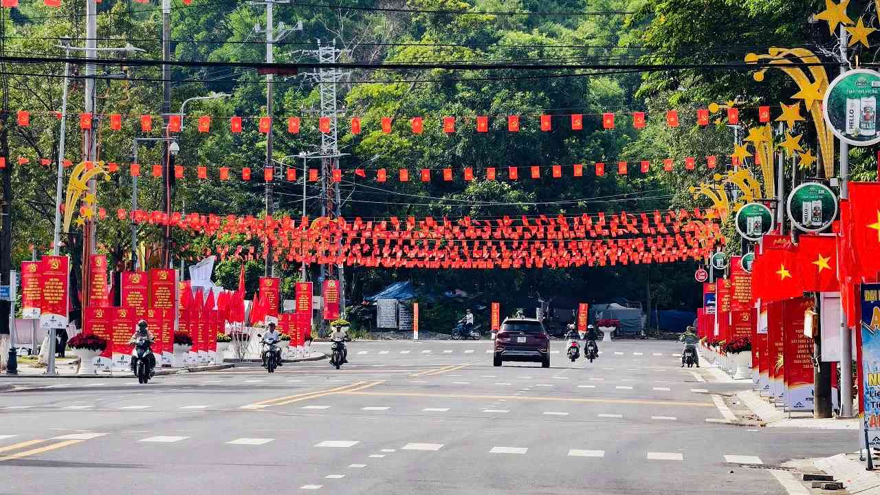 Nhieu tuyen duong o trung tam tinh Quang Ngai rop bong co, tao khong khi phan khoi, vui tuoi. Anh: Vien Nguyen