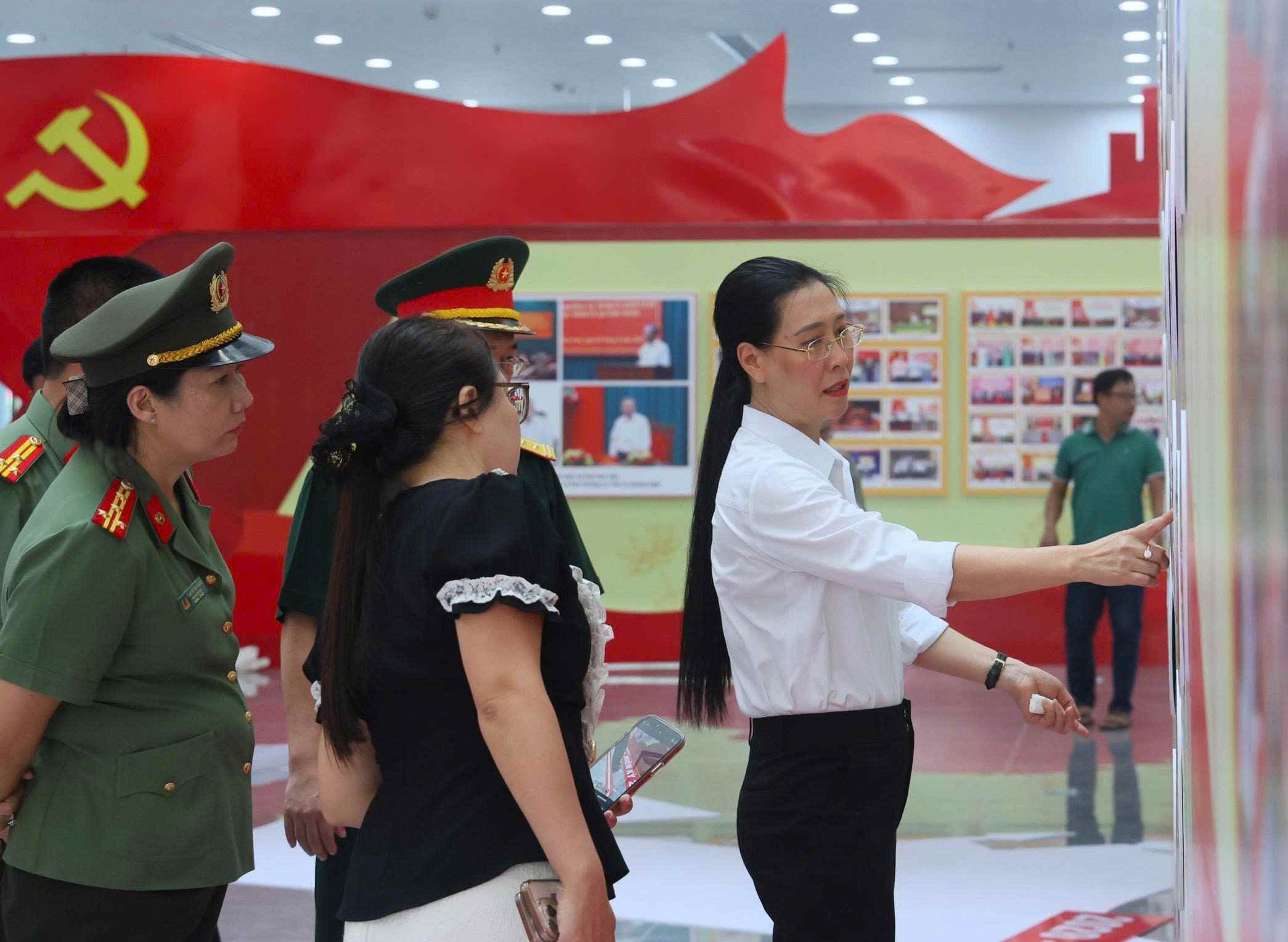 Ba Bui Thi Quynh Van - Bi thu Tinh uy Quang Ngai kiem tra cong tac trung bay phuc vu dai hoi. Anh: Vien Nguyen