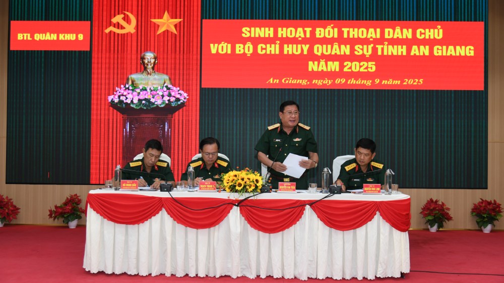 Major General Nguyen Van Tien, Deputy Commander of Military Region 9, spoke at the democratic dialogue with the An Giang Provincial Military Command. Photo: Phuong Vu