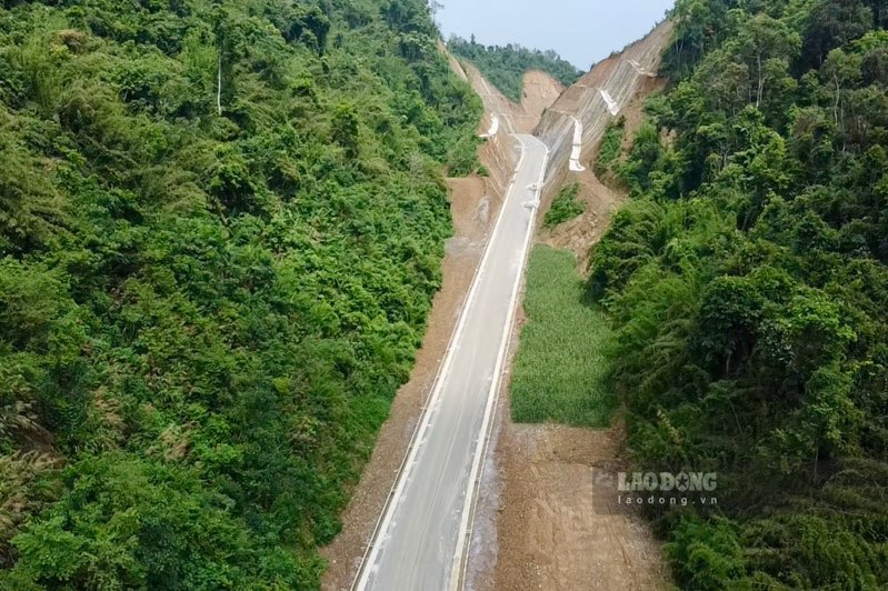 Tuyen duong tram ti dong noi ho thuy loi lon bac nhat Thai Nguyen sap hoan thien. Anh: Nguyen Hoan.