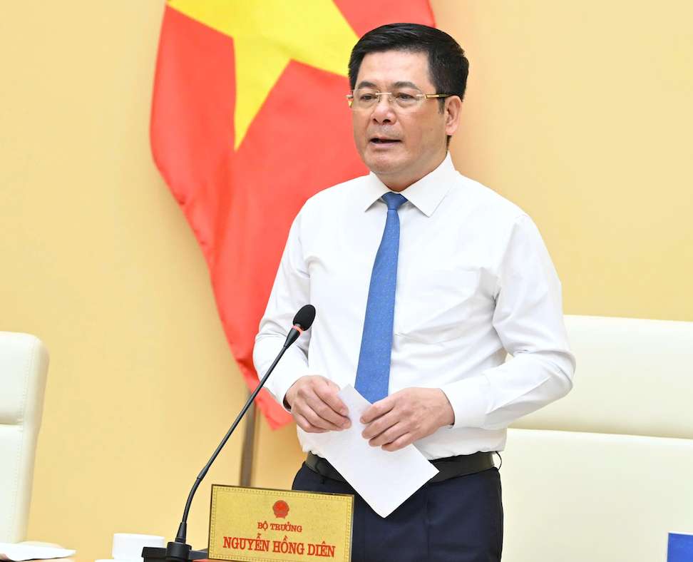 Le ministre Nguyen Hong Dien preside la conference visant a discuter des solutions pour promouvoir les importations et les exportations. Photo : Ministere de l'Industrie et du Commerce