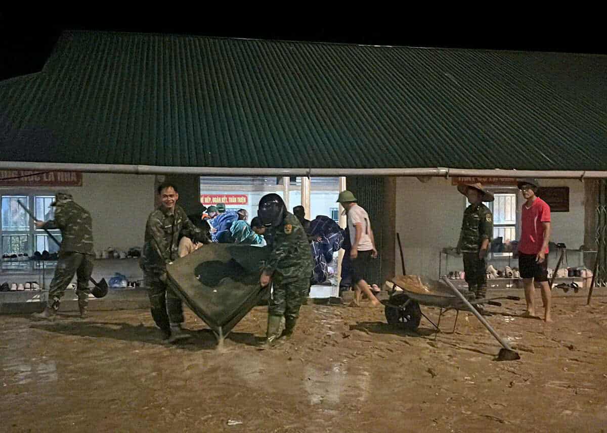 Evacuacion de cientos de estudiantes debido a las inundaciones repentinas en Tuyen Quang. Foto: Vu Mung