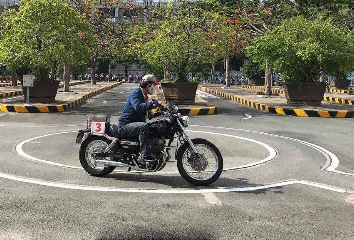 The motorcycle driving training facility has a practice ground with technical specifications for driving practice shapes suitable for test size according to the National Technical Regulation on road motor vehicle driving testing centers for each corresponding vehicle class. Photo: Phong Tran