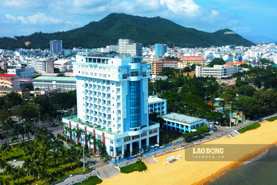 Hai Au Hotel is located along the coast of Quy Nhon (Gia Lai). Photo: Tue Lam