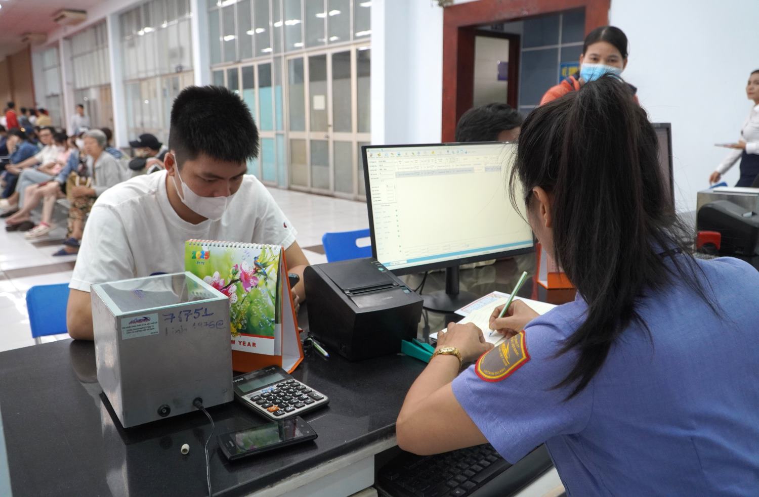 Passengers buy Tet 2025 train tickets at Saigon station. Photo: Minh Quan