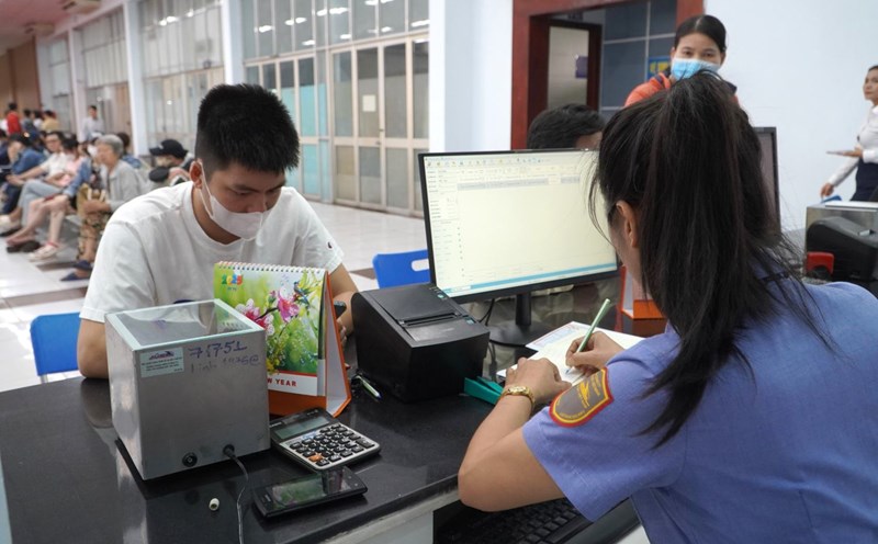 Passengers buy Tet 2025 train tickets at Saigon station. Photo: Minh Quan