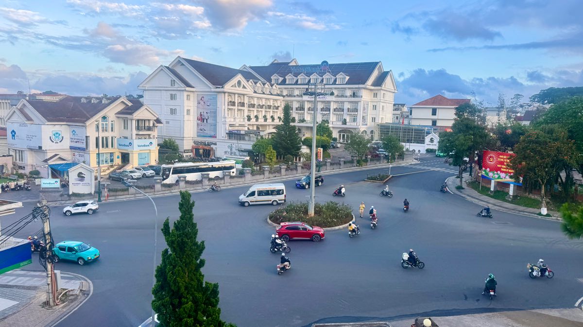 Cac phuong tien luu thong o trung tam Da Lat. Anh: Duy Tuan 