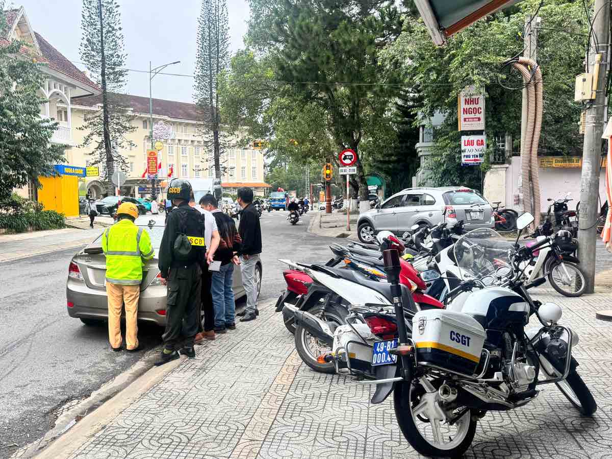 Canh sat Giao thong lap bien ban mot truong hop vi pham o Lam Dong. Anh: Duy Tuan 