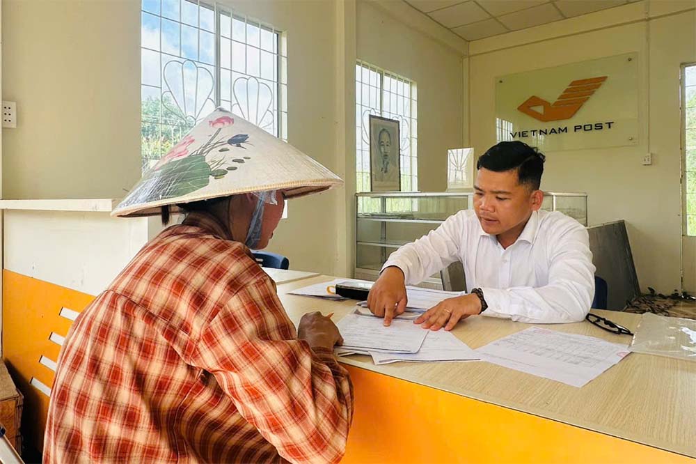 Pagar pensiones y subsidios de seguro social a traves de cuentas ayuda a limitar el uso de efectivo. Foto: BHXH Tay Ninh