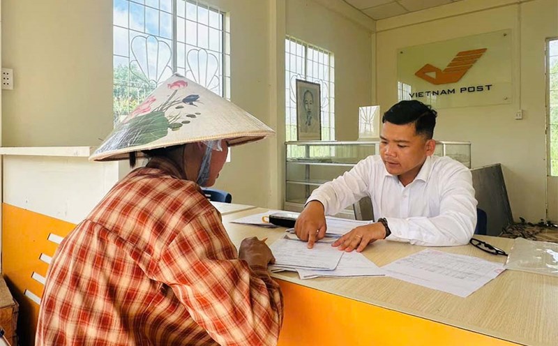 Paying pensions and social insurance benefits through accounts helps limit the use of cash. Photo: Tay Ninh Social Insurance
