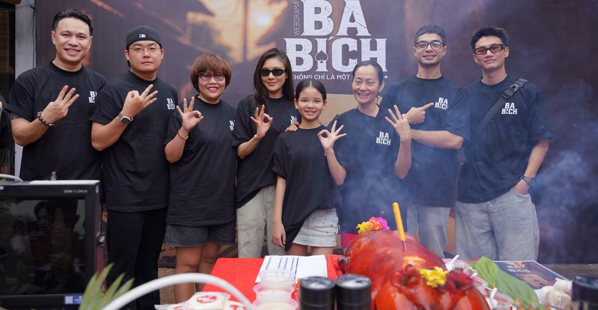 NSƯT Hạnh Thúy hội ngộ đoàn phim. Ảnh: Đoàn phim.