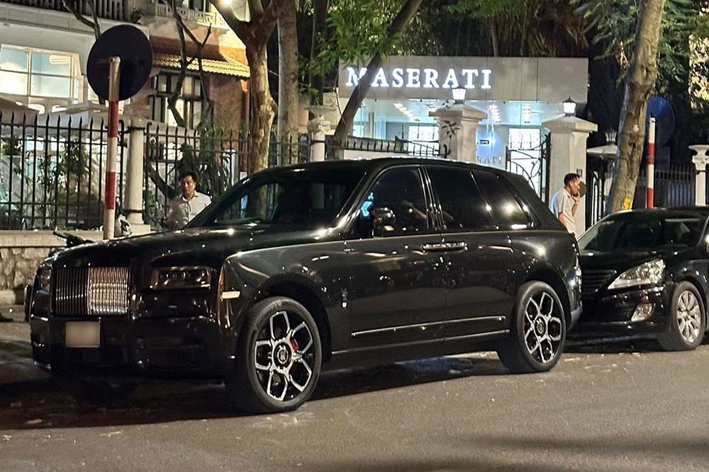 모든 버전의 롤스로이스 5대가 하노이의 고급 호텔 2곳 근처 주차 공간에 모였습니다. 사진: Duong Nguyen