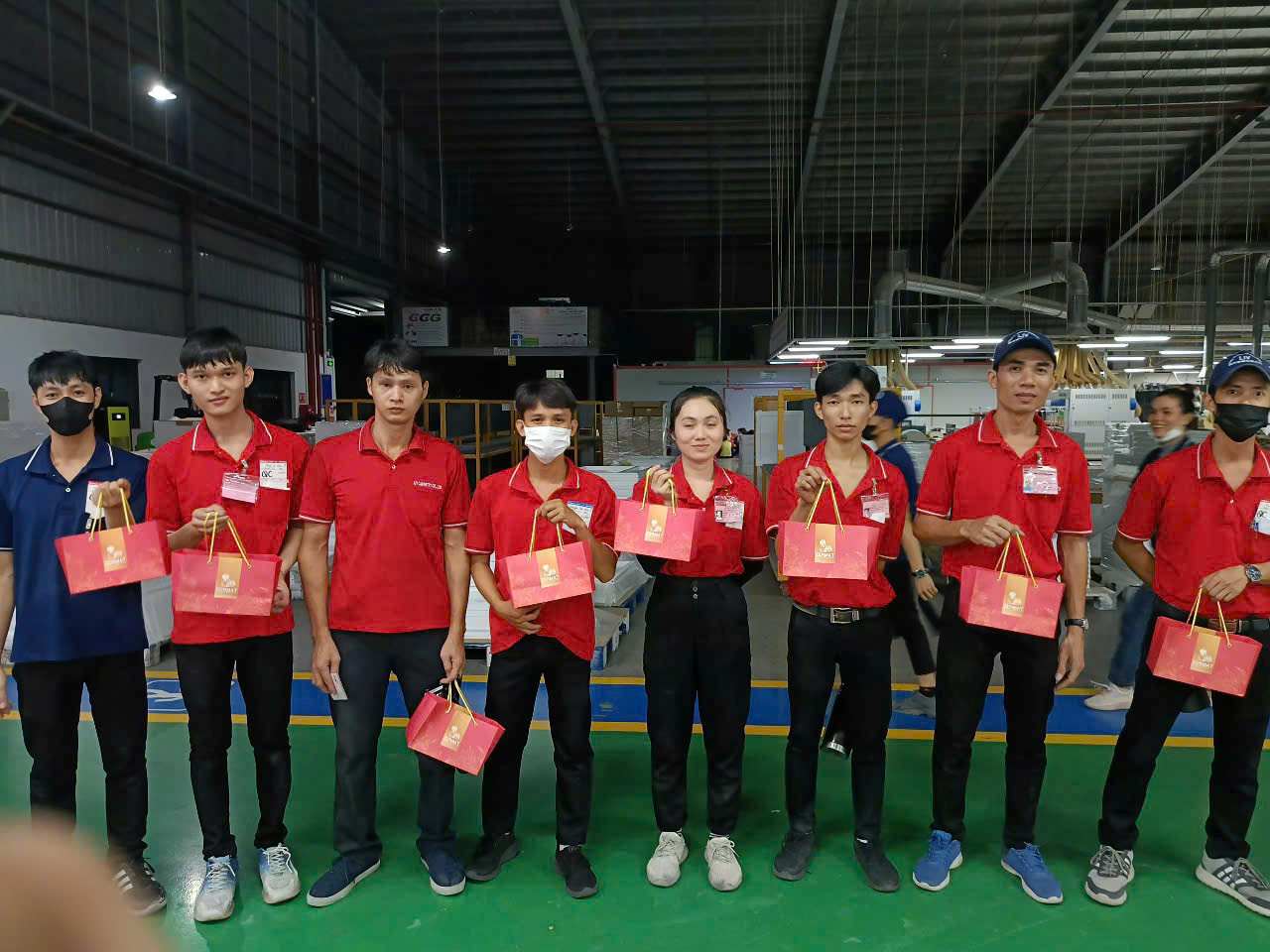 Gan 1.300 phan qua Trung thu da duoc trao cho nguoi lao dong trong cong ty. Anh: CDCS cung cap