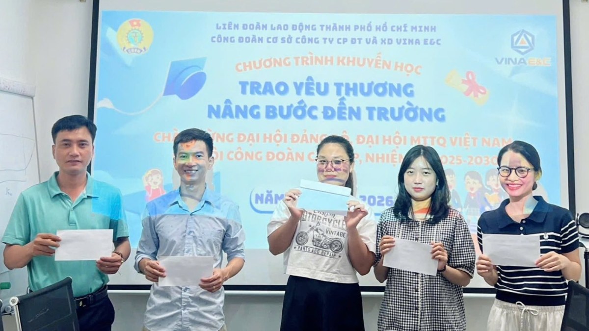 Le syndicat de base remet des cadeaux de promotion scolaire aux enfants des membres du syndicat et des travailleurs au debut de l'annee scolaire 2025-2026. Photo : CDCS