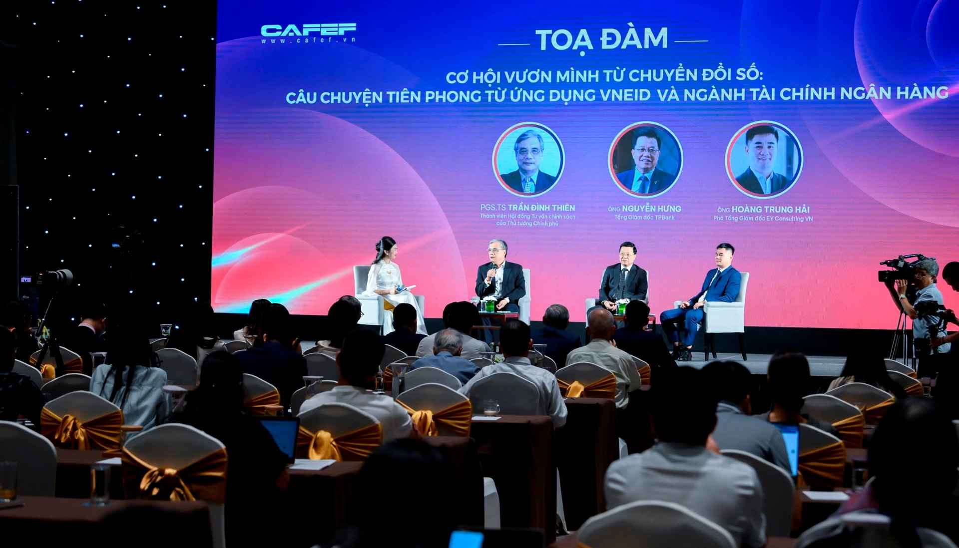 Lors de la table ronde 'L'opportunite de s'elever a partir de la transformation numerique : Une histoire pionniere de l'application VNeID et du secteur financier et bancaire' l'expert estime que le Vietnam peut devenir un pays numerique prospere. Photo : Comite d'organisation