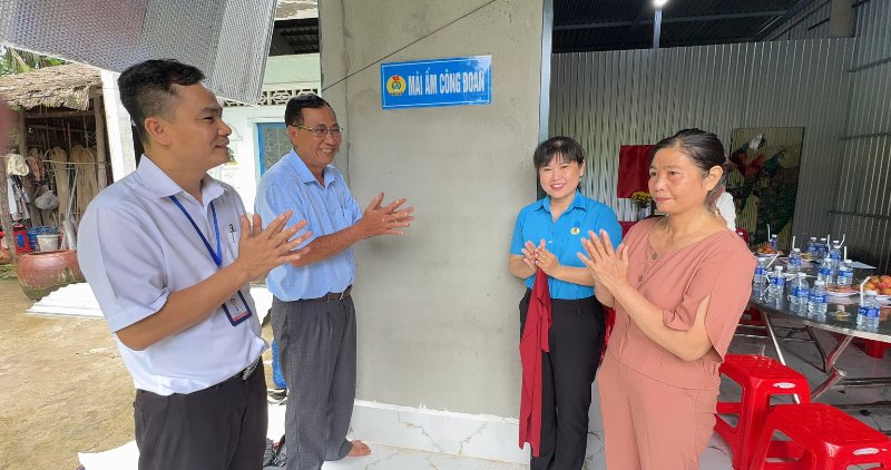 On September 9, the Vinh Long Provincial Federation of Labor handed over 6 Trade Union Shelters to union members and workers in difficult circumstances. Photo: Hoang Loc