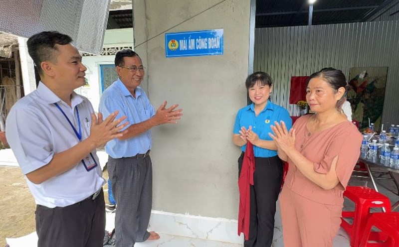 On September 9, the Vinh Long Provincial Federation of Labor handed over 6 Trade Union Shelters to union members and workers in difficult circumstances. Photo: Hoang Loc