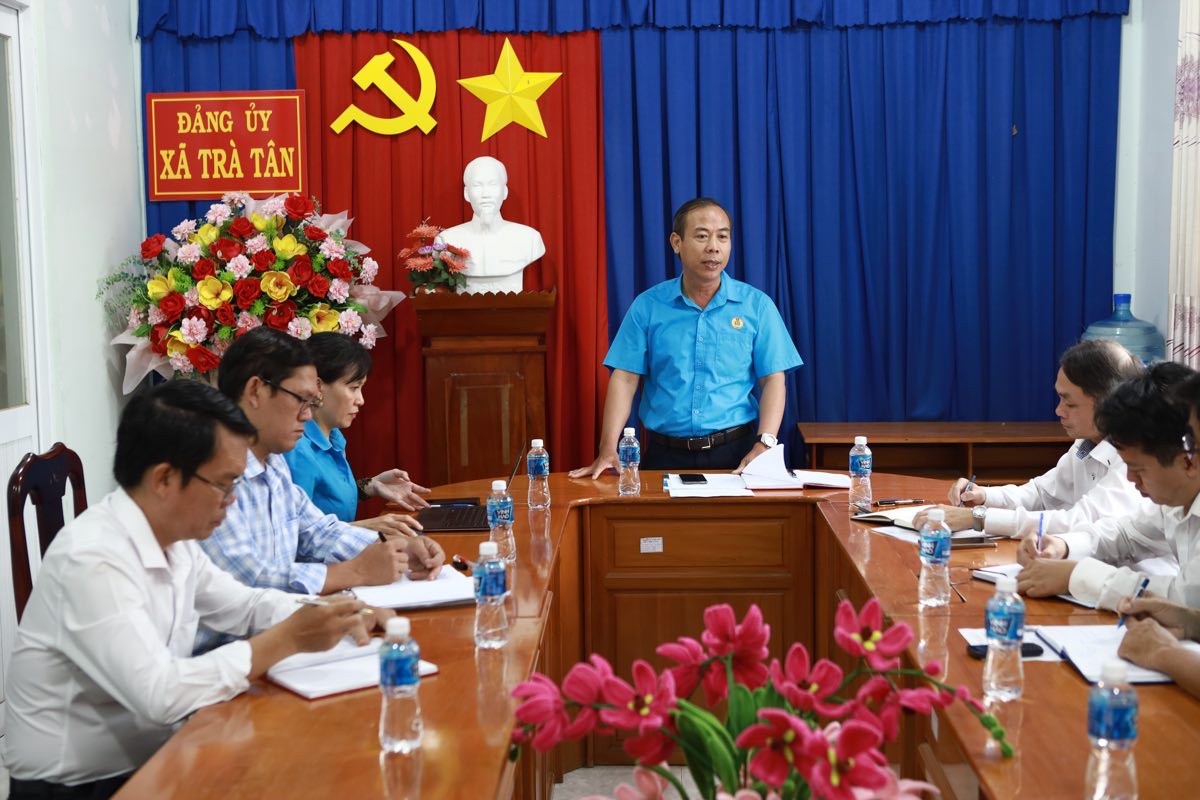 Chairman of Lam Dong Provincial Federation of Labor worked with the Party Committee of Tra Tan Commune. Photo: Duy Tuan