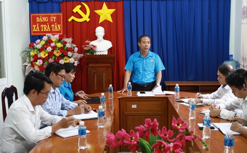 Chairman of Lam Dong Provincial Federation of Labor worked with the Party Committee of Tra Tan Commune. Photo: Duy Tuan