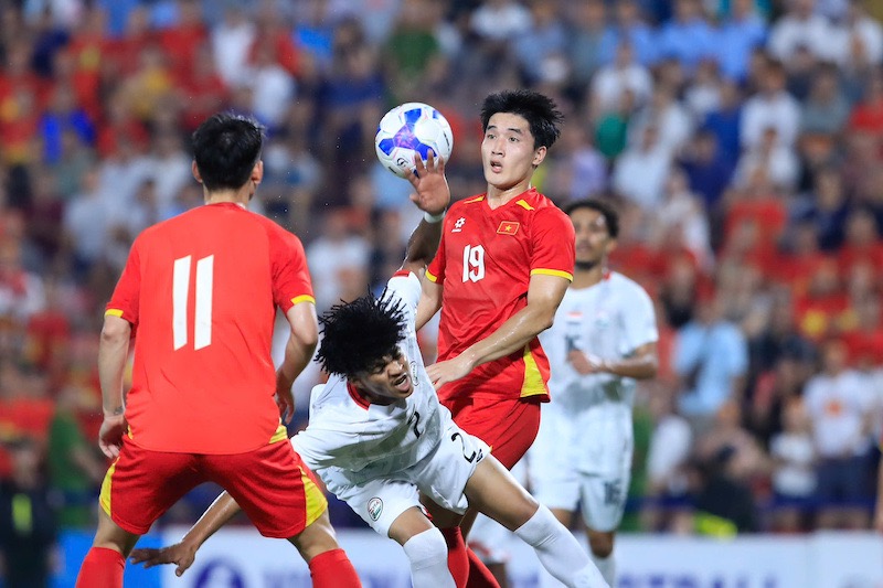 U23 Viet Nam no luc tim kiem ban thang. Anh: Minh Dan