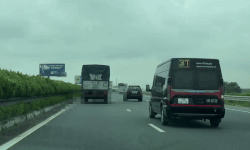 高速道路1車線に入るトラックを警察が処罰した初日の驚くべき光景