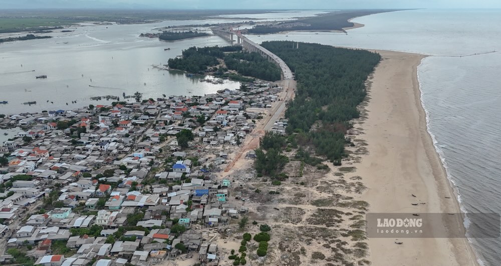 The Thuan An estuary overpass project has been basically completed, but the approach road to the southern section of the bridge has not been completed due to land clearance problems. Photo: Nguyen Luan