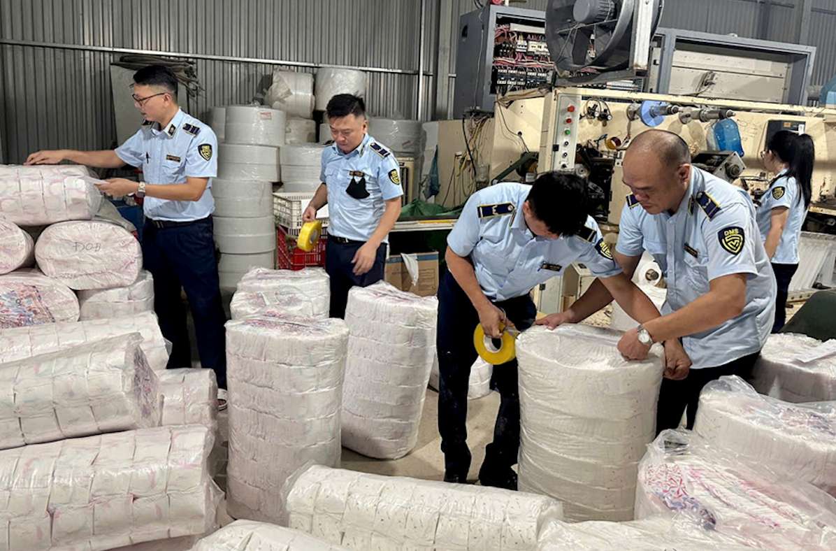 Discovering fake branded children's diapers and sanitary names in Thai Nguyen. Photo: Market Management