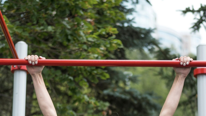 Stretching, foundation exercises for the bar breathing movement. Photo: Thuy Duong
