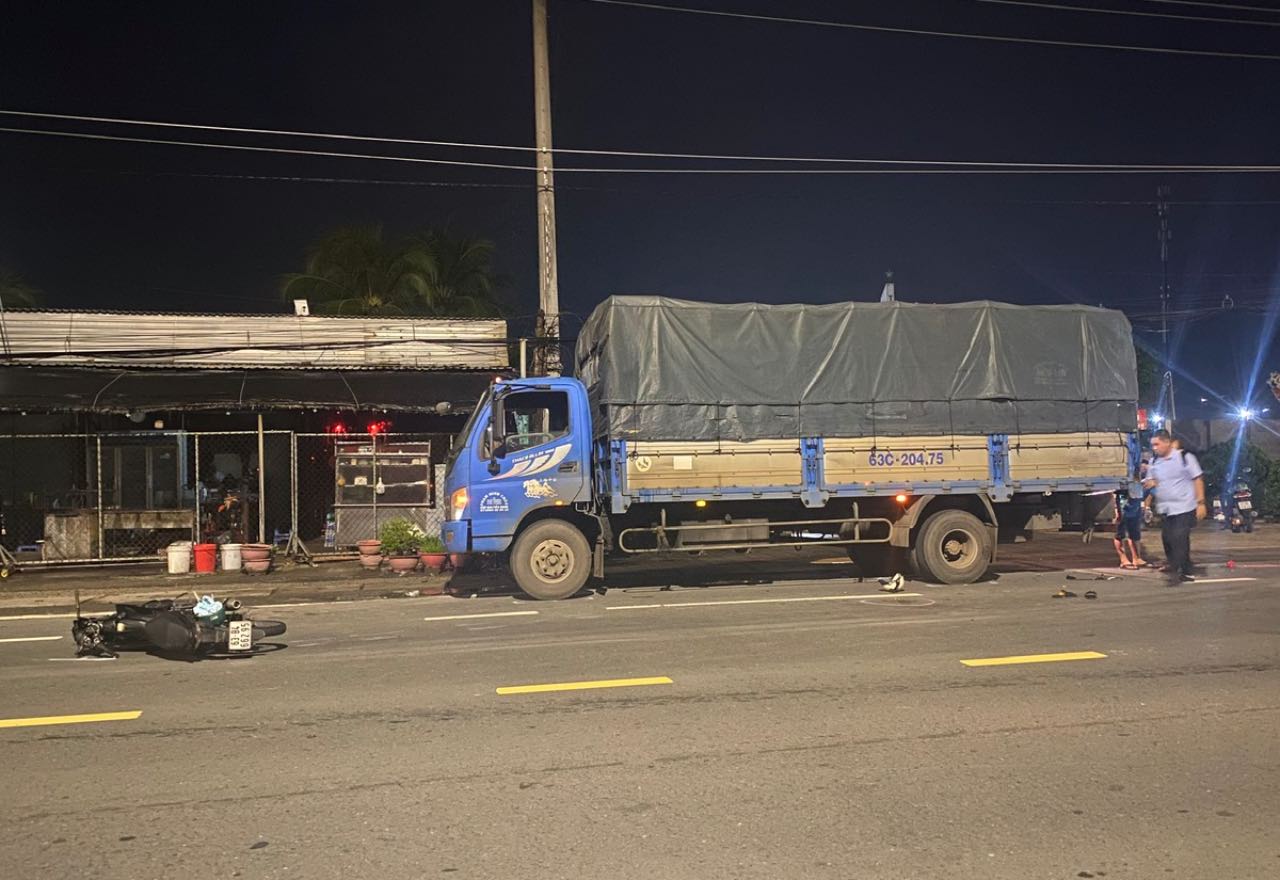 Hiện trường vụ tai nạn giao thông khiến một người tử vong xảy ra vào tối 8.9, trên Quốc lộ 50 (thuộc địa bàn xã Chợ Gạo, tỉnh Đồng Tháp). Ảnh: Minh Thanh