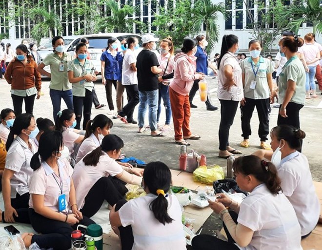 Les dirigeants des comites populaires des communes des quartiers et des zones speciales de Con Dao de Ho Chi Minh-Ville sont responsables de repondre aux organes de presse sur la situation des litiges de travail collectif non conformes a la loi sur le travail qui se produisent dans la localite. Photo : Nam Duong