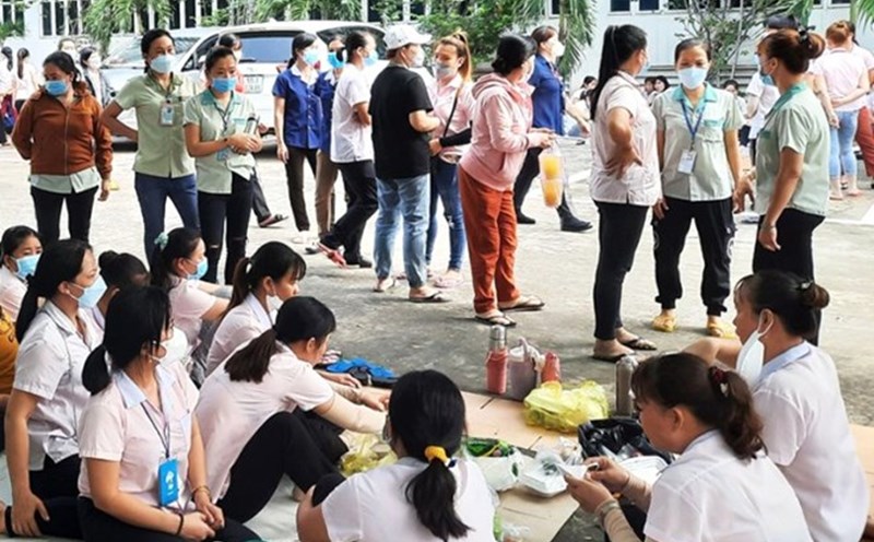 The leaders of the People's Committees of communes, wards and Con Dao special zone of Ho Chi Minh City are responsible for responding to the media about the situation of collective labor disputes that are not in accordance with labor law and are occurring in the locality. Photo: Nam Duong