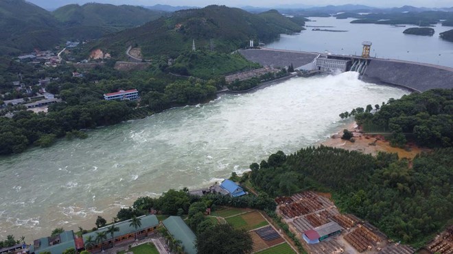 The two spillways of Thac Ba hydroelectric reservoir were opened at 8:00 a.m. on September 9. Photo: Bao Nguyen