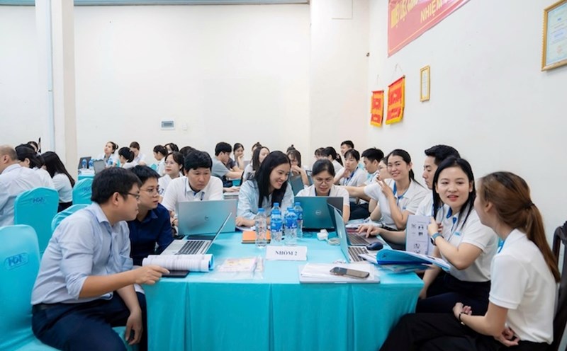 Workers of Hue Textile and Garment Joint Stock Company participate in the training course " applying AI tools to optimize office work". Photo: Thu Thuy