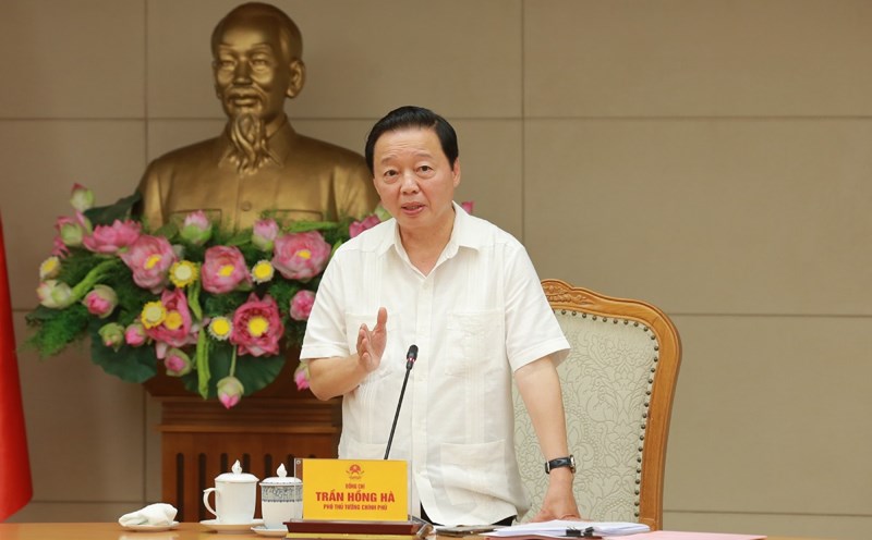 Deputy Prime Minister Tran Hong Ha pointed out the situation of thousands of projects being blocked due to overlapping planning. Photo: VGP/Minh Khoi