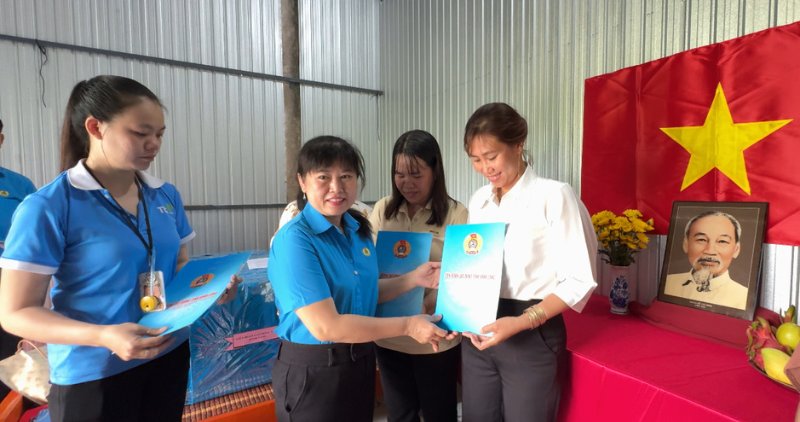 Lanh dao LDLD tinh Vinh Long trao quyet dinh ho tro nha Mai am Cong doan cho doan vien co hoan canh kho khan. Anh: Hoang Loc