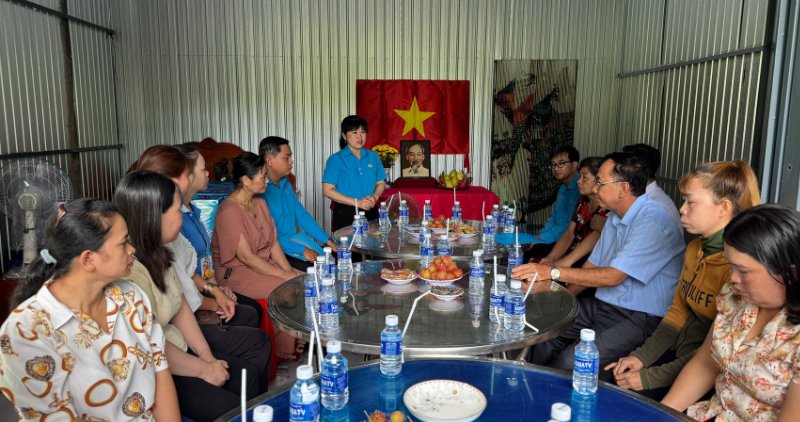 Ba Vo Thi Thu Oanh – Pho Chu tich LDLD tinh Vinh Long phat bieu tai le ban giao nha Mai am Cong doan. Anh: Hoang Loc