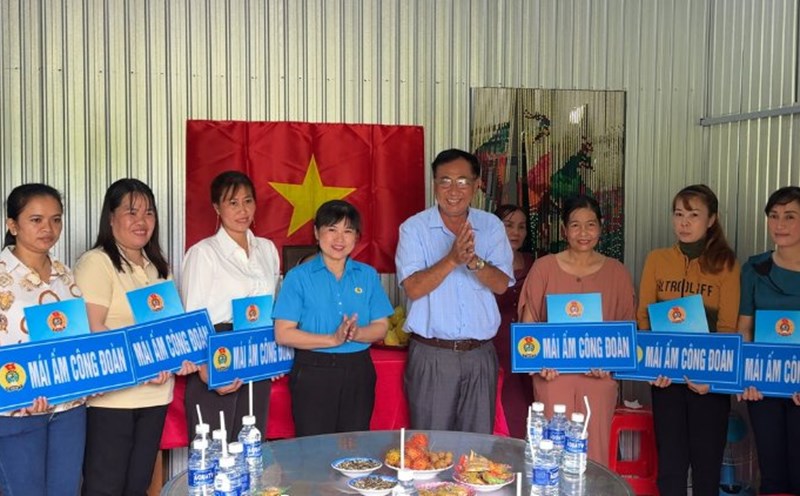 The Vinh Long Provincial Federation of Labor presented the decision to support 6 Trade Union Shelters to union members and workers in difficult circumstances. Photo: Hoang Loc