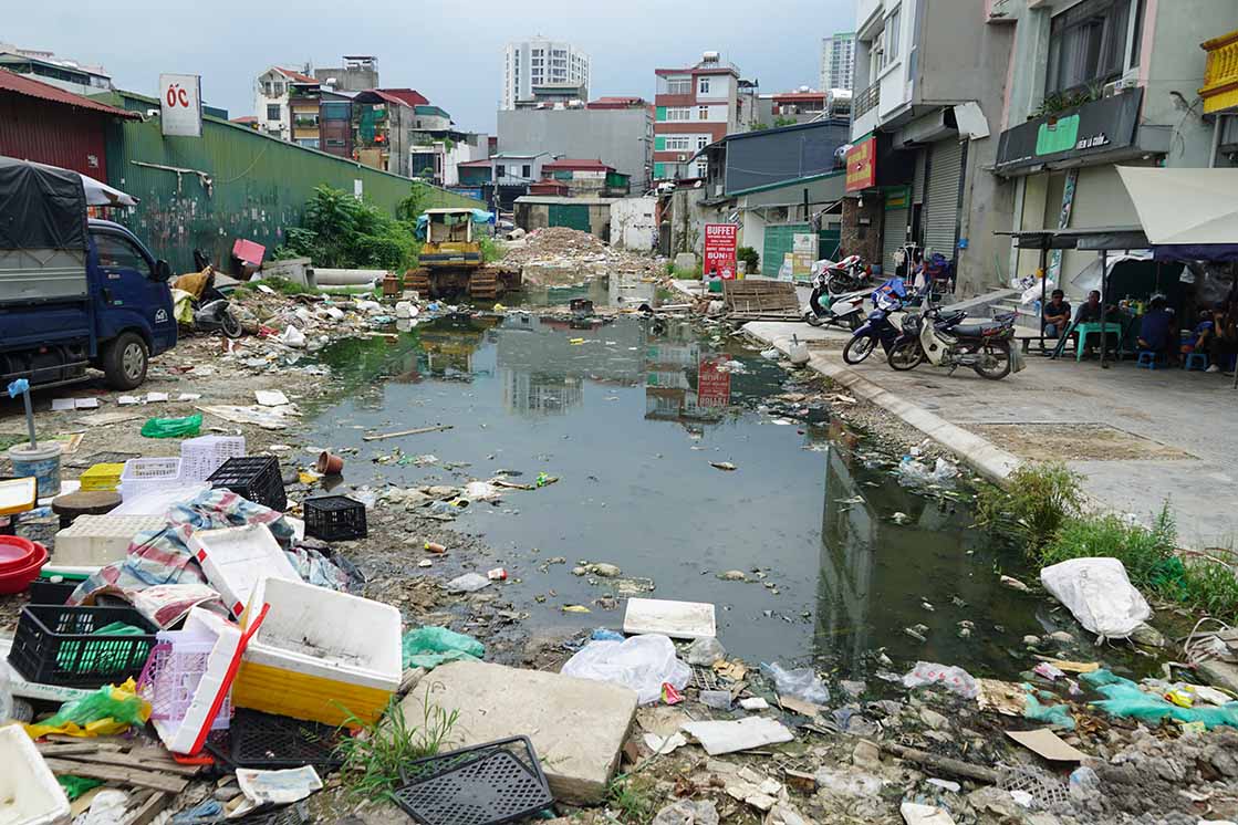 Dự án đường vào Đại học Hà Nội dang dở, người dân khổ sở vì nhếch nhác và ô nhiễm
