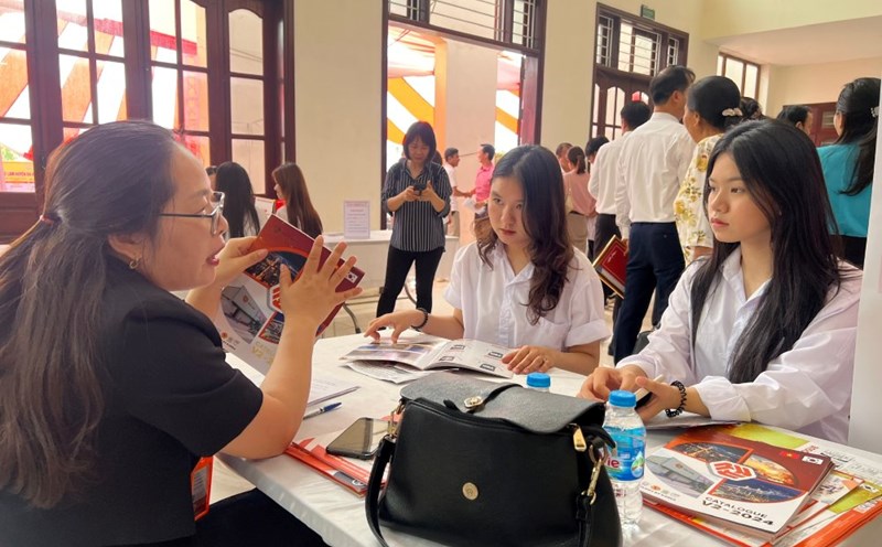 GenZ finds it difficult to find a job while 77% of employers admit that they have difficulty finding candidates with suitable skills. Photo: Quynh Chi
