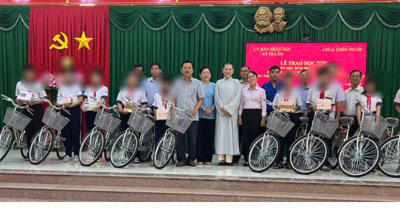 Thien Phuoc Pagoda awards scholarships to studious students in difficult circumstances. Photo: Hoang Loc