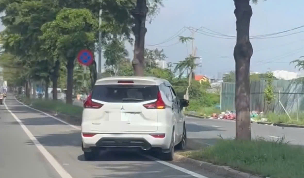 Hình ảnh ôtô chạy lên dải phân cách cứng để thoát kẹt, CSGT đang vào cuộc xác minh. Ảnh: Đông Hoàng