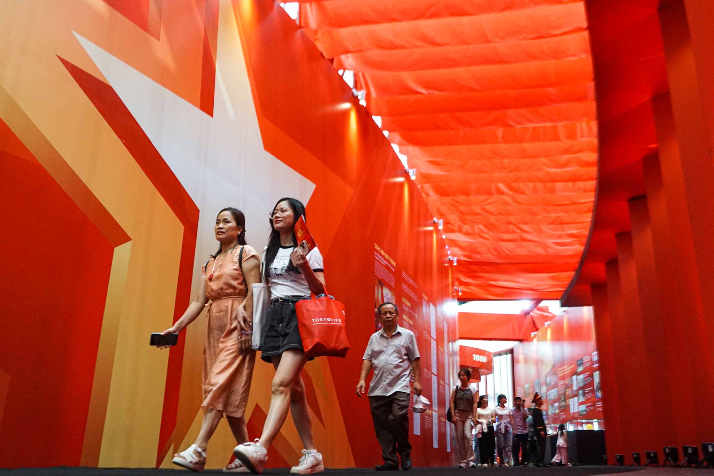 The national achievement exhibition is crowded with visitors, affirming the special attraction of the event. Photo: Huu Vu