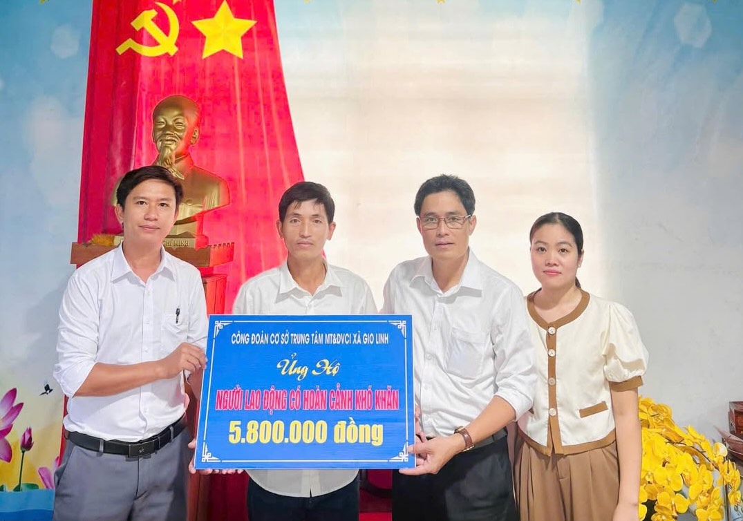 環境および公共サービスセンターの労働組合Gio Linh Communeは、組合員に支援を授与しました。写真：Quang Tri Trader Union